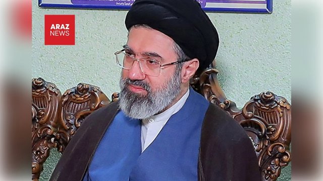 Muctəba Xameneyi rəhbərliyin başlanğıcından etibarən ictimai aləmdə görünmür; cənazə mərasimindəki ruhani öz kimliyini aydınlaşdırdı