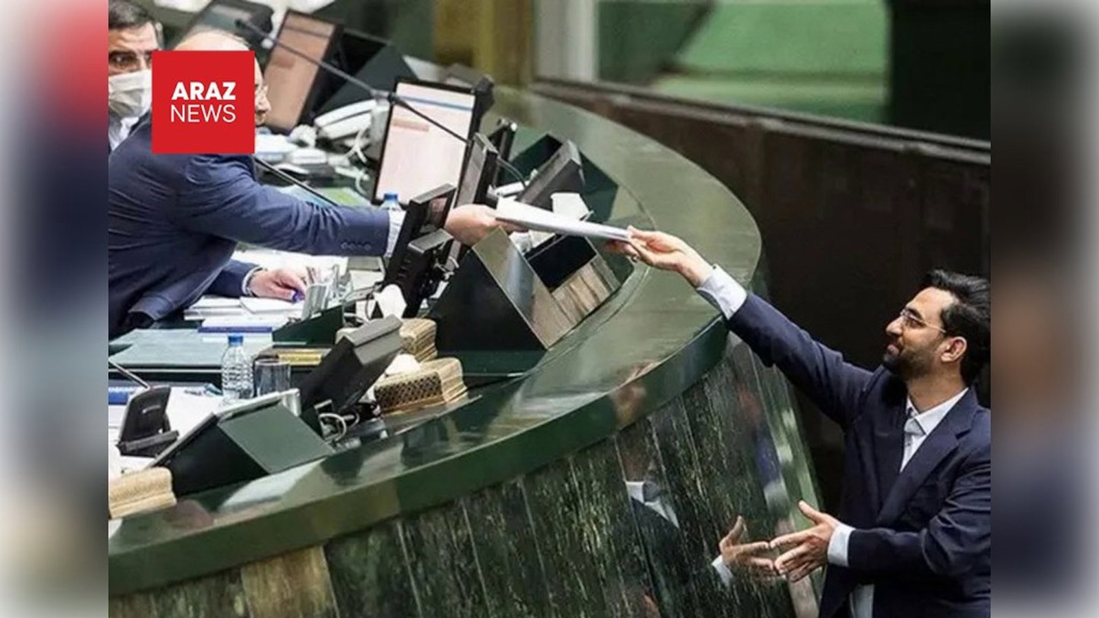 İran parlamentinin 180 deputatı 