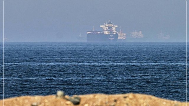 Hürmüz boğazı yaxınlığında, Oman sularında bir gəmi yanğına məruz qaldı