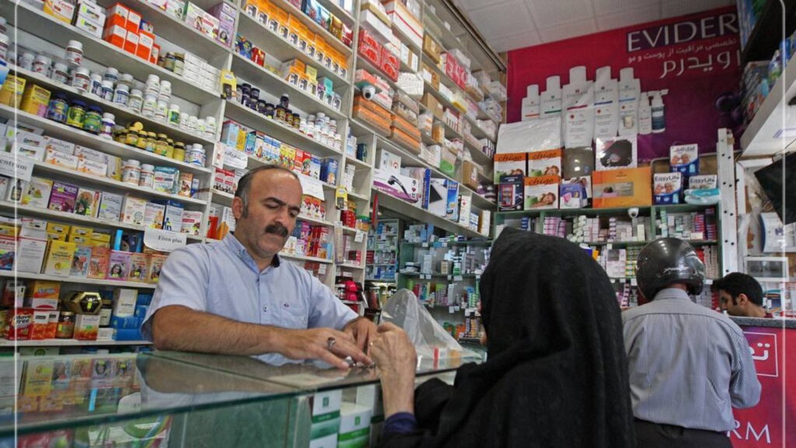 بحران دارو در ایران؛ نمایندهٔ مجلس از کمبود جدی و جهش قیمت‌ها خبر داد