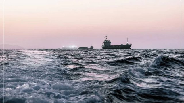 Dünyanın enerji yolu yenə atəş altında; Hörmüzdə daha bir gəmi hədəf alındı