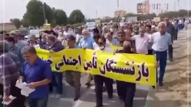 بازنشستگان اصفهان و تهران علیه مشکلات معیشتی و درمانی تجمع کردند