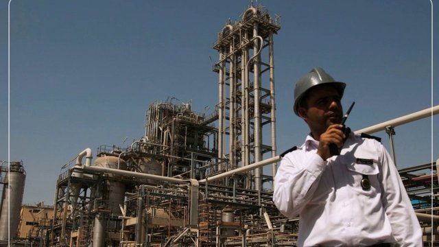 کارگر معترض پتروشیمی کارون ماهشهر: حقوق کارگران پتروشیمی کارون به کمتر از یک‌سوم پیش از جنگ رسیده است