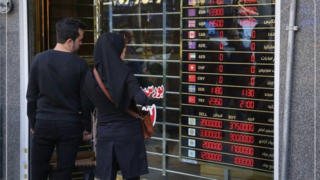 İranda sərbəst bazarda dollar 206 min tomanı keçərək yeni rekord qoyub