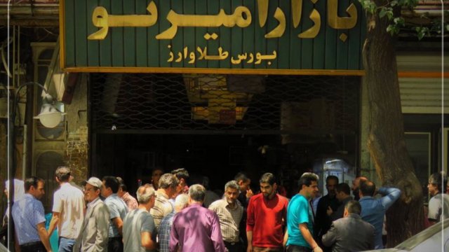 جهش ثانیه‌ای دلار و طلا در اقتصاد فلج ایران؛ دلار ۲۲۰ هزار تومان را رد کرد