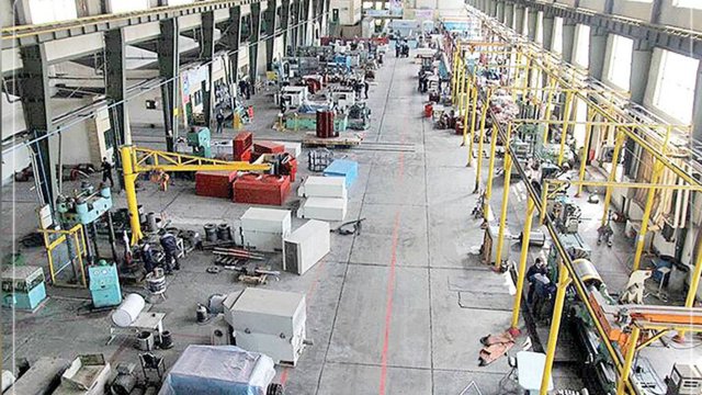 Təzyiq altında istehsal: büdcə kəsiri və balanssız banklar sənayenin nəfəsini kəsib