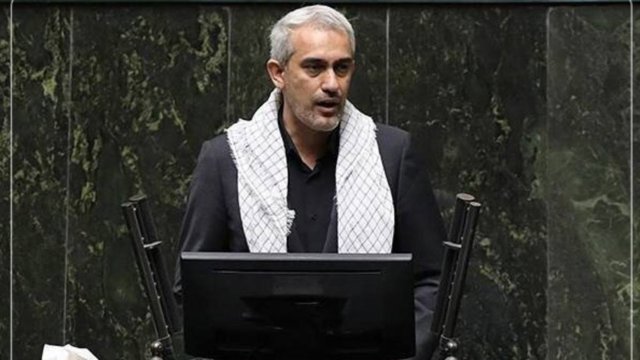 İqtisadiyyat nazirinin istefası tələbi 47 imza ilə start götürdü; inflyasiya, rialın çöküşü və məişət təzyiqi tənqidlərin mərkəzində