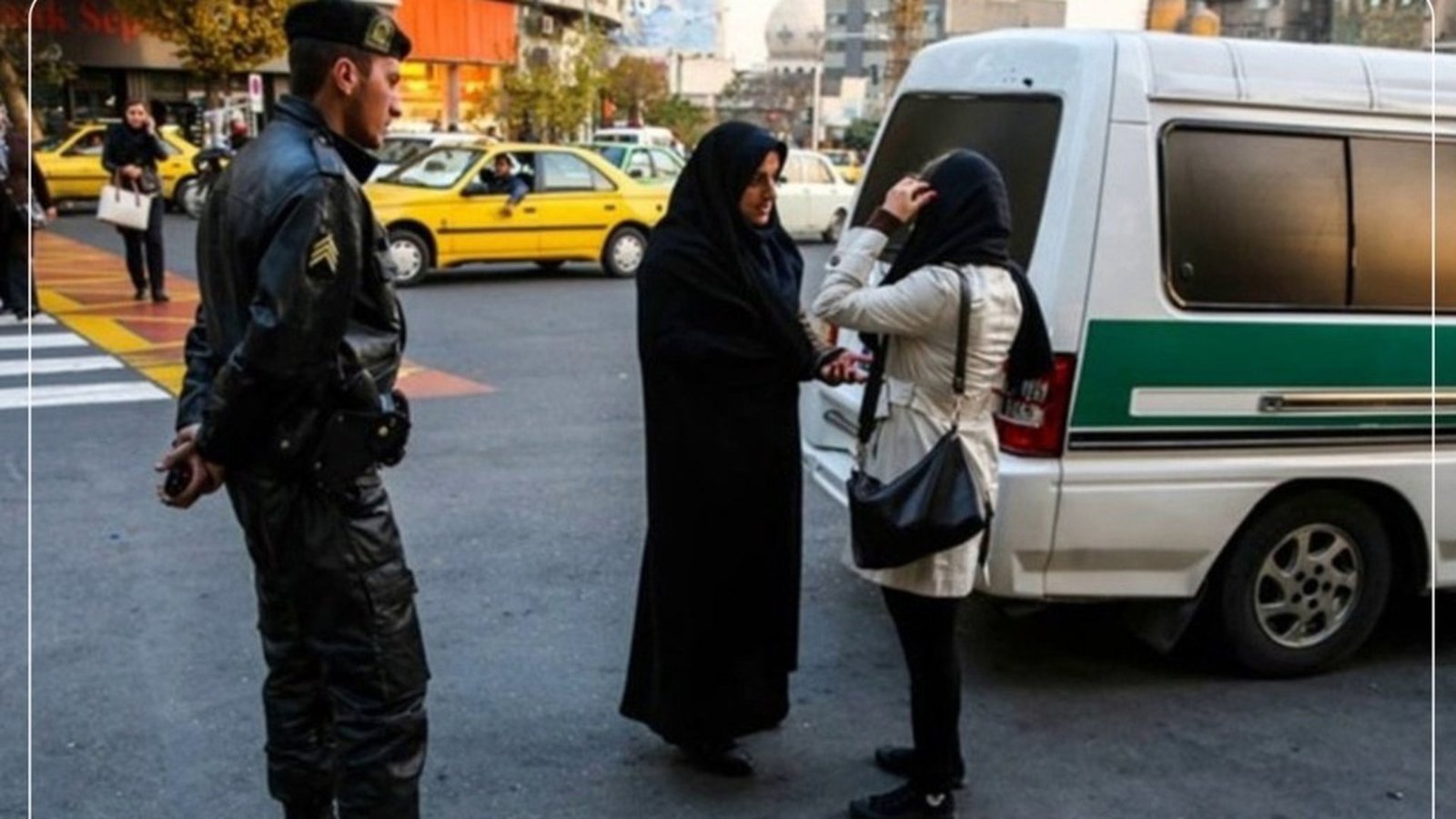 بازگشت گشت ارشاد در آستانه سالگرد قتل مهسا امینی: زنان را با اتوبوس جمع می‌کنند