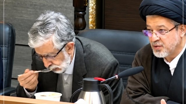 Türk dili fərhəngistanının ən sərt əleyhdarı nəyə görə indi Türk dili fondu yaratmaq vədi verir?