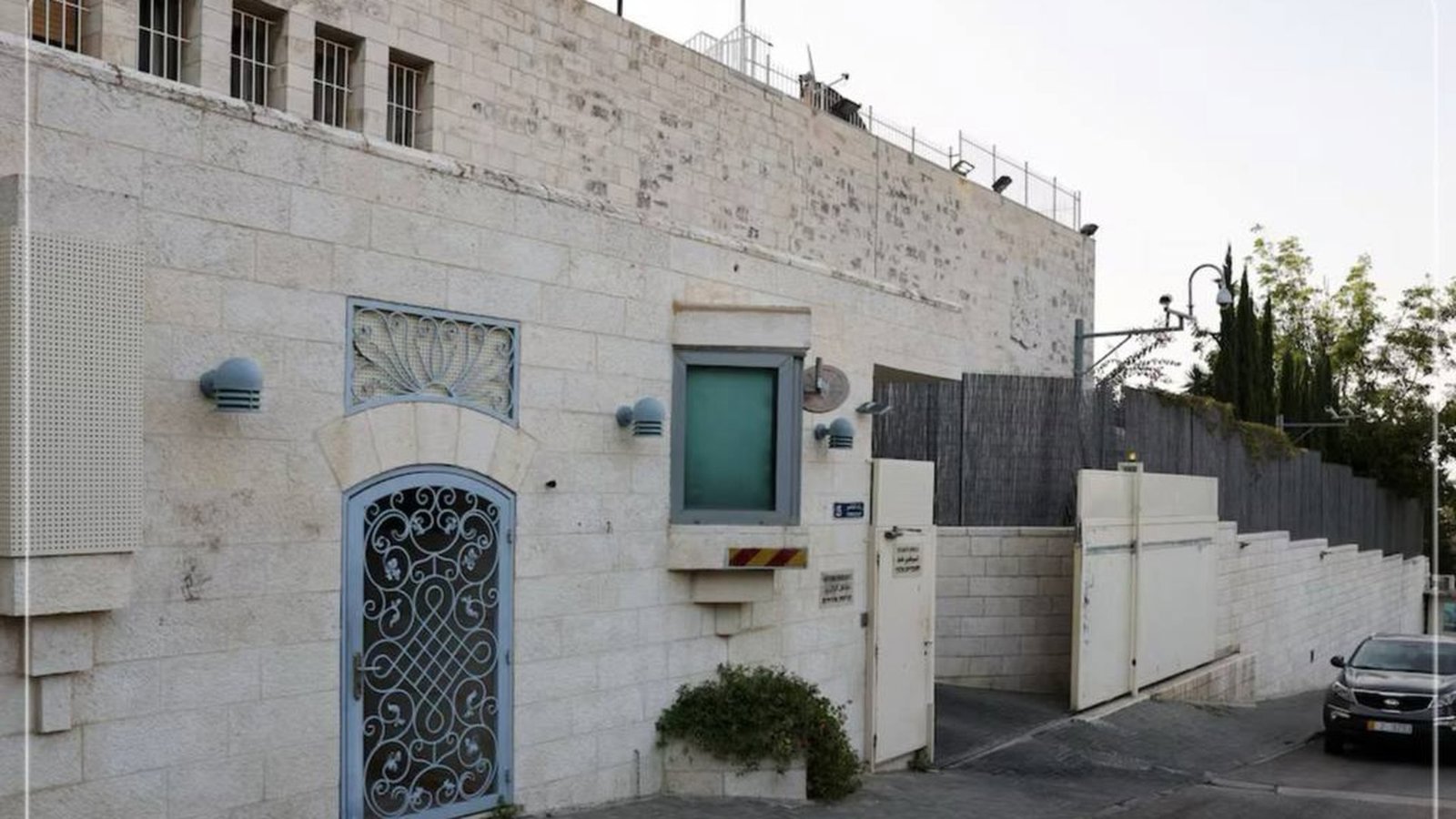 تنش دیپلماتیک لندن و تل‌آویو بالا گرفت؛ تابلوهای کنسولگری بریتانیا در شرق اورشلیم پایین آمد