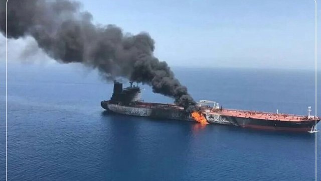 İİKK-dən Hörmüz boğazında yeni təhdid: xam neft daşıyan supertanker minaya toxunaraq partlayıb və alov içində yanır