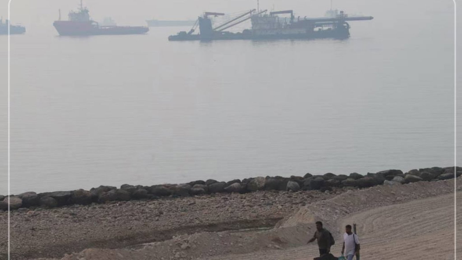Hörmüz boğazında tankerə yeni hücum: naməlum mərmi gəmini yandırıb