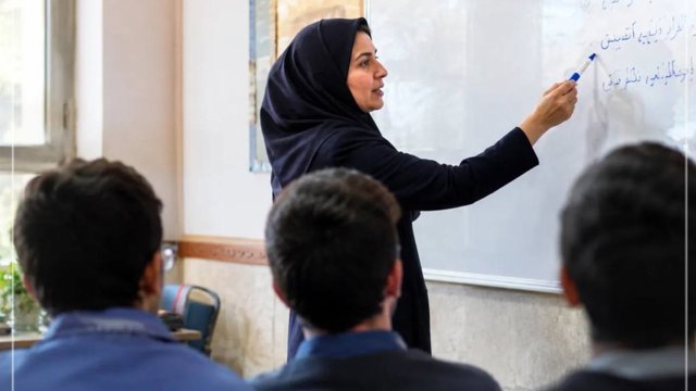 اعتراف یک نماینده مجلس به بحران آموزش؛ «حقوق معلمان باید تا ۲۰۰ درصد افزایش یابد»