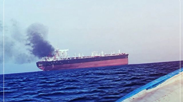 Hörmüzdə gəmilərə hücumlar dalğası davam edir: xam neft daşıyan tanker mərmi ilə vurulub