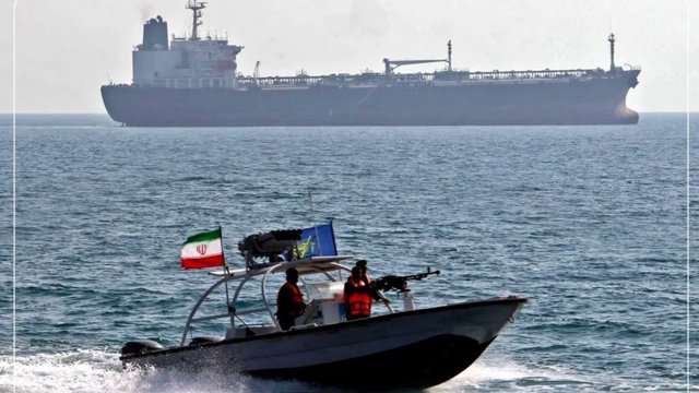 بحران‌سازی سپاه در تنگه هرمز: چهارمین نفتکش امروز پس از برخورد با مین در آتش سوخت