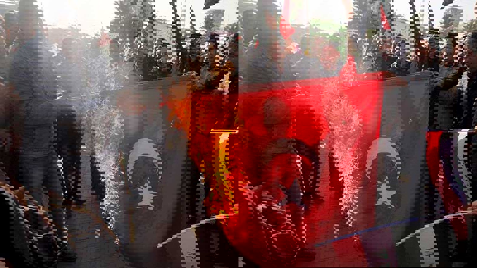 آتش زدن پرچم ترکیه توسط هواداران جمهوری اسلامی ایران