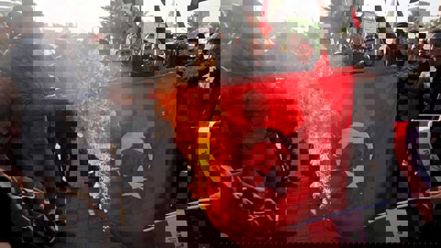 آتش زدن پرچم ترکیه توسط هواداران جمهوری اسلامی ایران