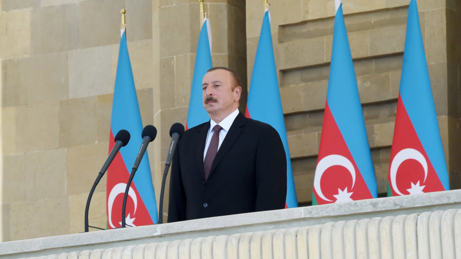 "بو توپراقلاردا بو سمادا آزربایجان دیلی حاکیم اولاجاق"