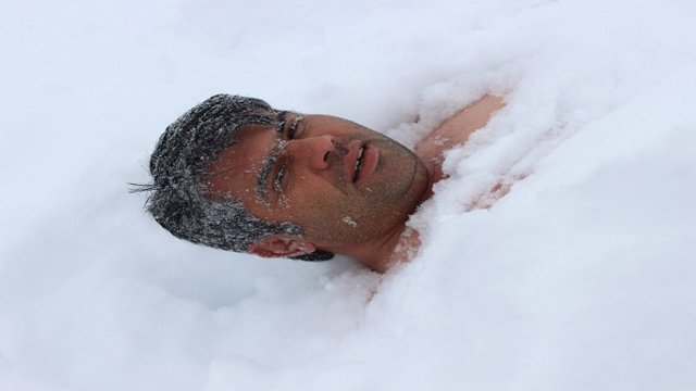 مرد یخی آزربایجان زیر سرمای منفی ۱۵درجه