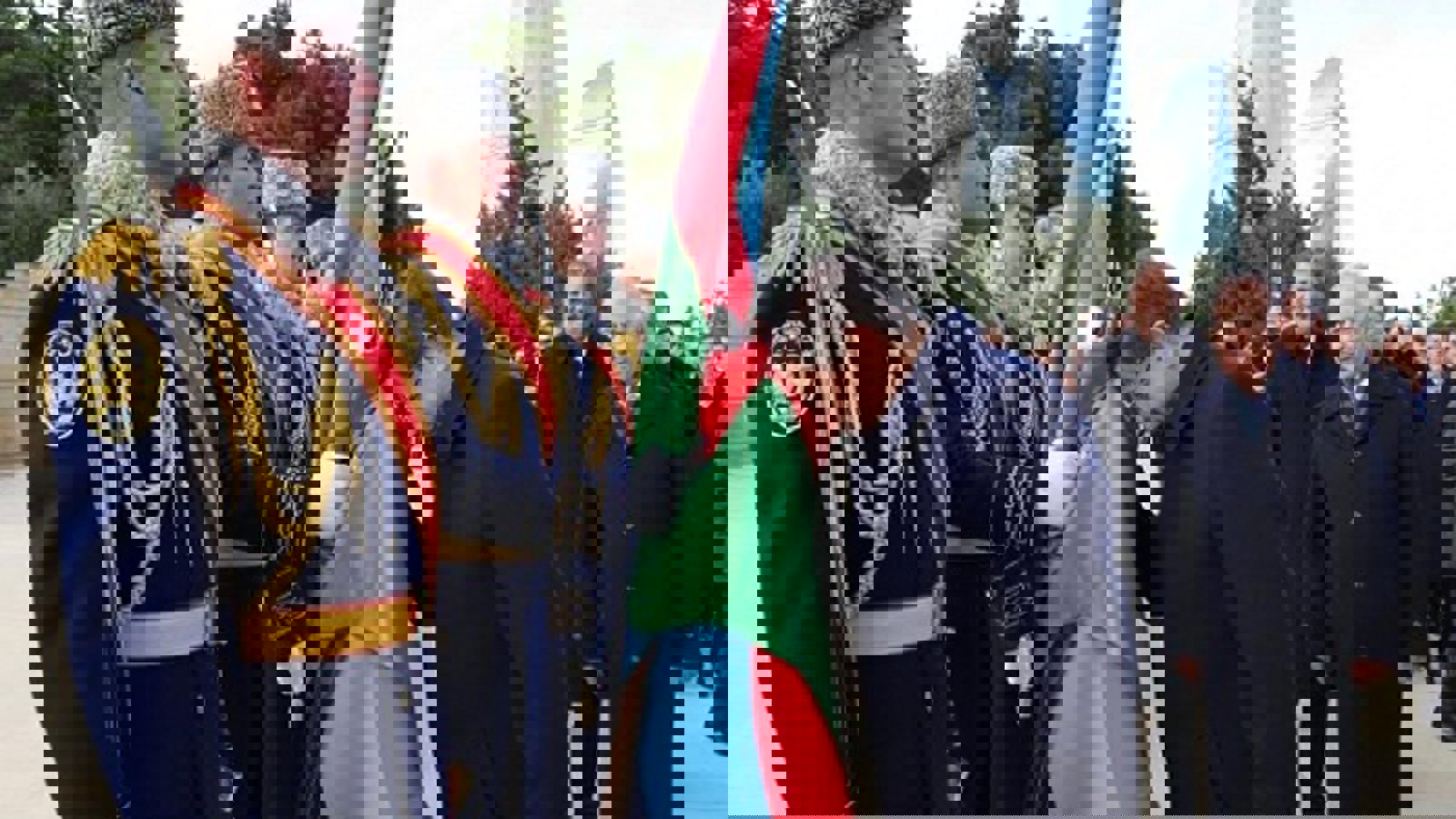 بوسه‌ نخست وزیر ترکیه بر پرچم آزربایجان