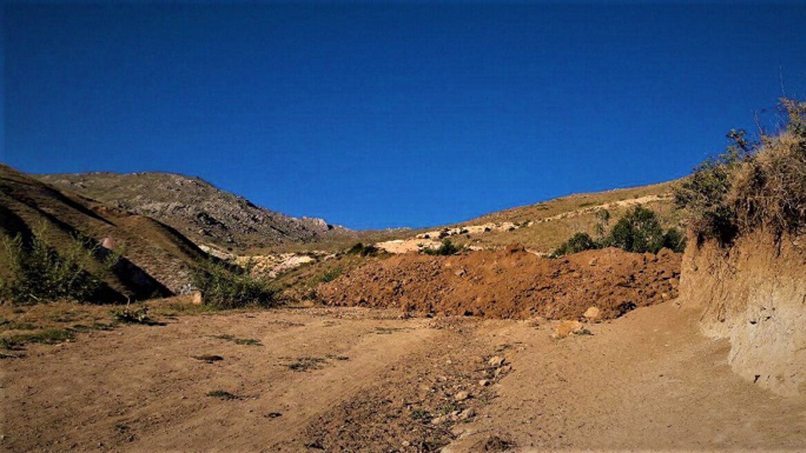 پخش فرم‌های فروش زمین در بین مردم روستای انجرد (انگرد) اهر