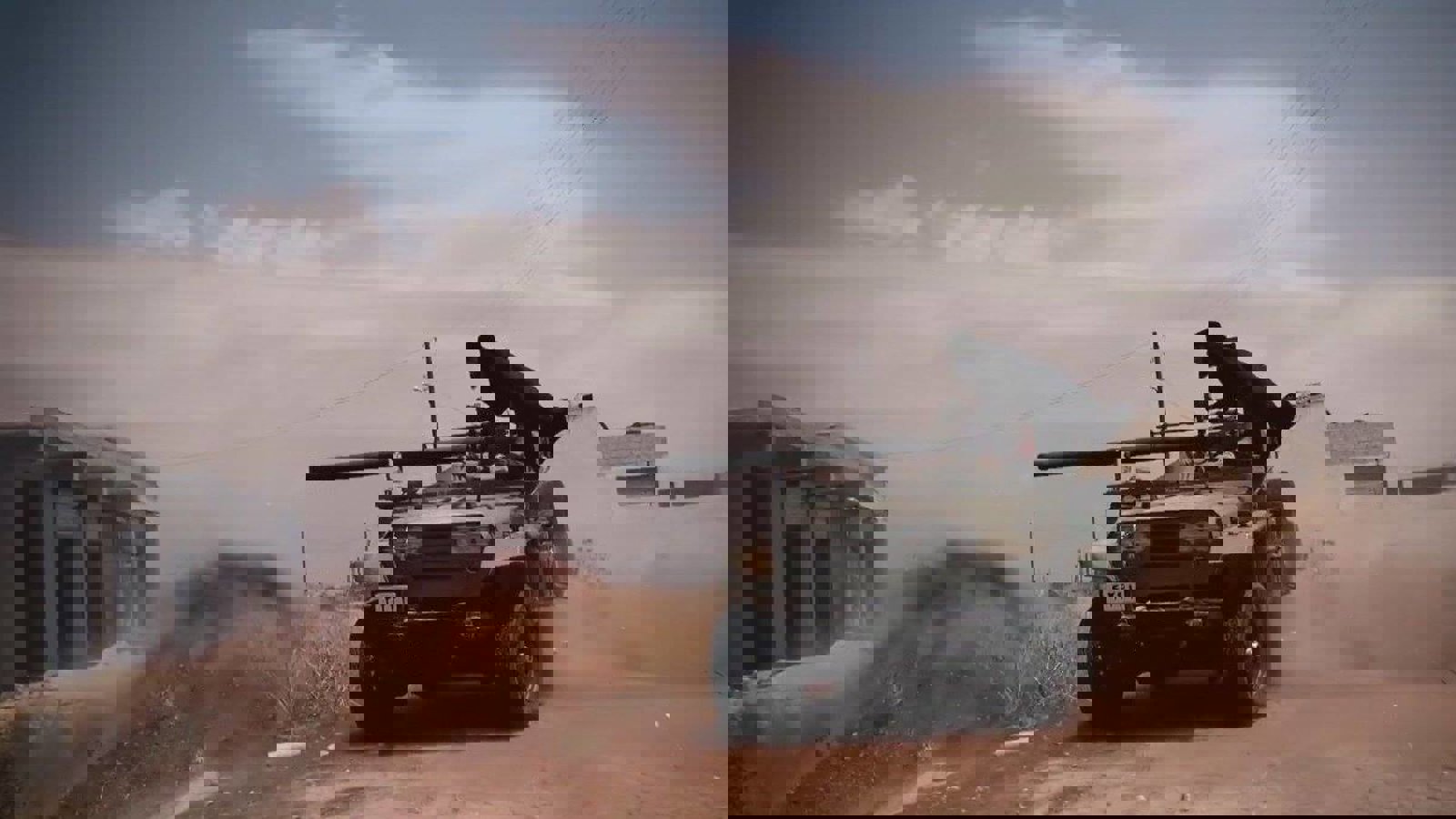 یک عضو داعش روی جیپ نظامی سفیر ساخت ایران