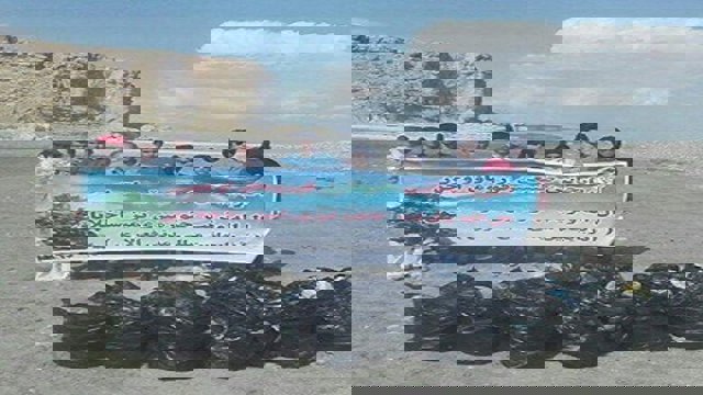 جمع آوری زباله اطراف دریاچه اورمیه توسط فعالین ملی- مدنی آزربایجان + تصاویر