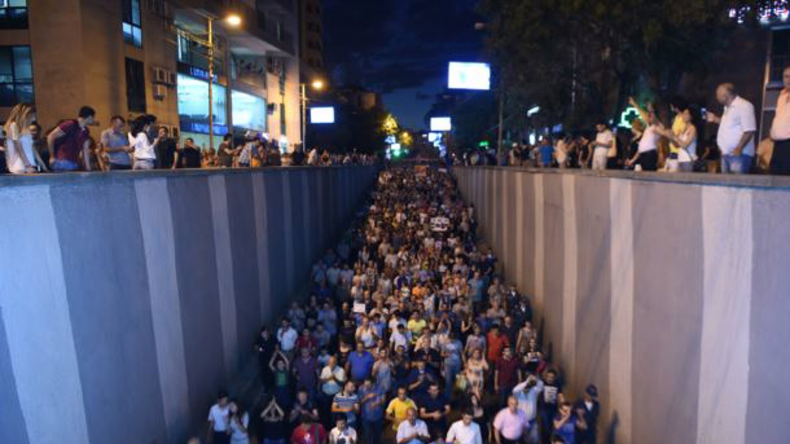 شمار مجروحان درگیری‌های ایروان به ۷۵ تن افزایش یافت