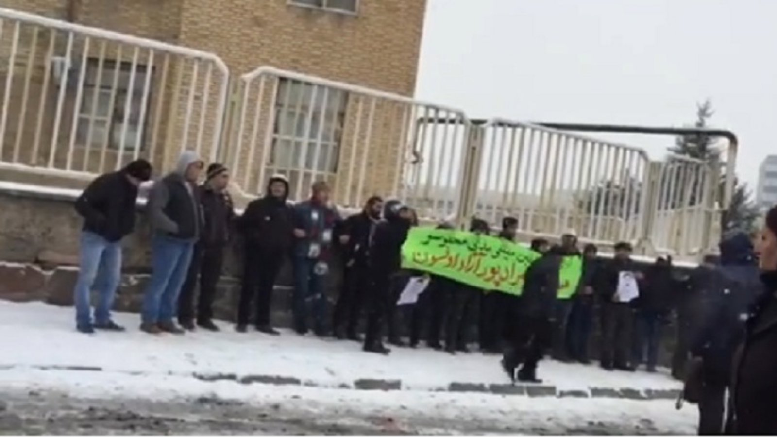 فوری: دستگیری جمعی از فعالین ملی آزربایجانی در مقابل دادگستری تبریز