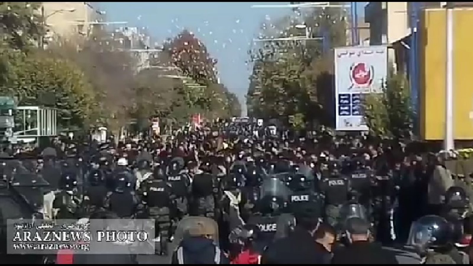 اعتراض به گرانی ۲۰۰ درصدی بنزین مردم را به خیابانها کشید