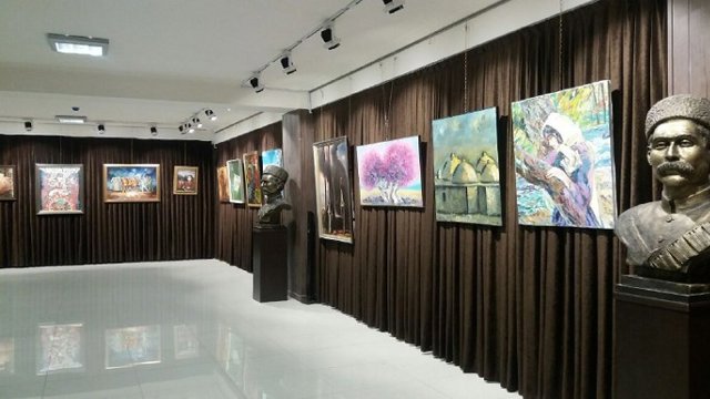 گزارش تصویری از نمایشگاه آثار نقاشی هنرمندان آزربایجان شمالی در تبریز