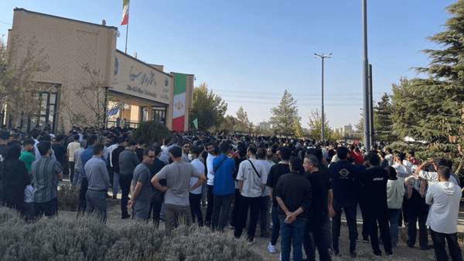 تجمع اعتراضی در همدان علیه حضور دانشجویان عراقی در دانشگاه بوعلی سینا