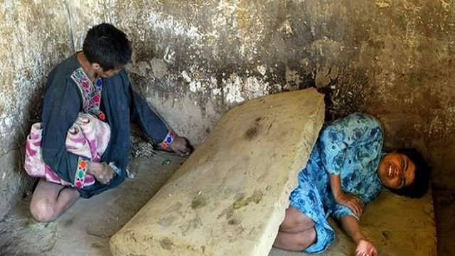 روایت تکان دهنده از شکنجه معلولان ذهنی در تهران و استفاده از غل و زنجیر و سگ