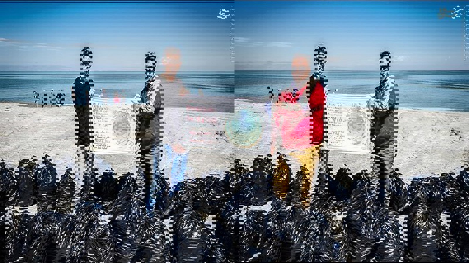 مردم زباله های اطراف پل میانگذر دریاچه را پاکسازی کردند