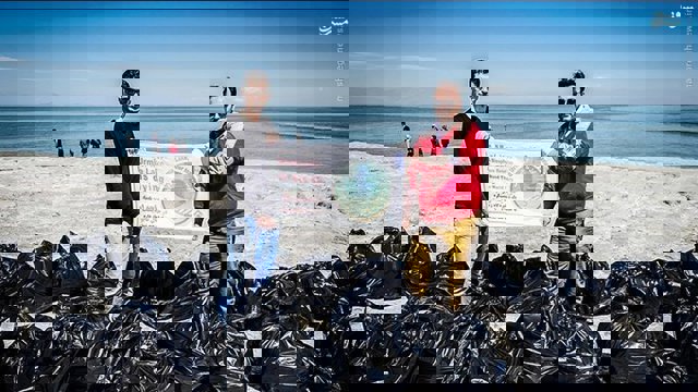 مردم زباله های اطراف پل میانگذر دریاچه را پاکسازی کردند