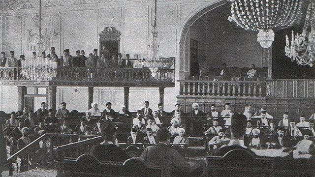 مشروطه تلاشی بود برای زمینی کردن جایگاه حاکم و قوانین جاری – ارسلان بیگی