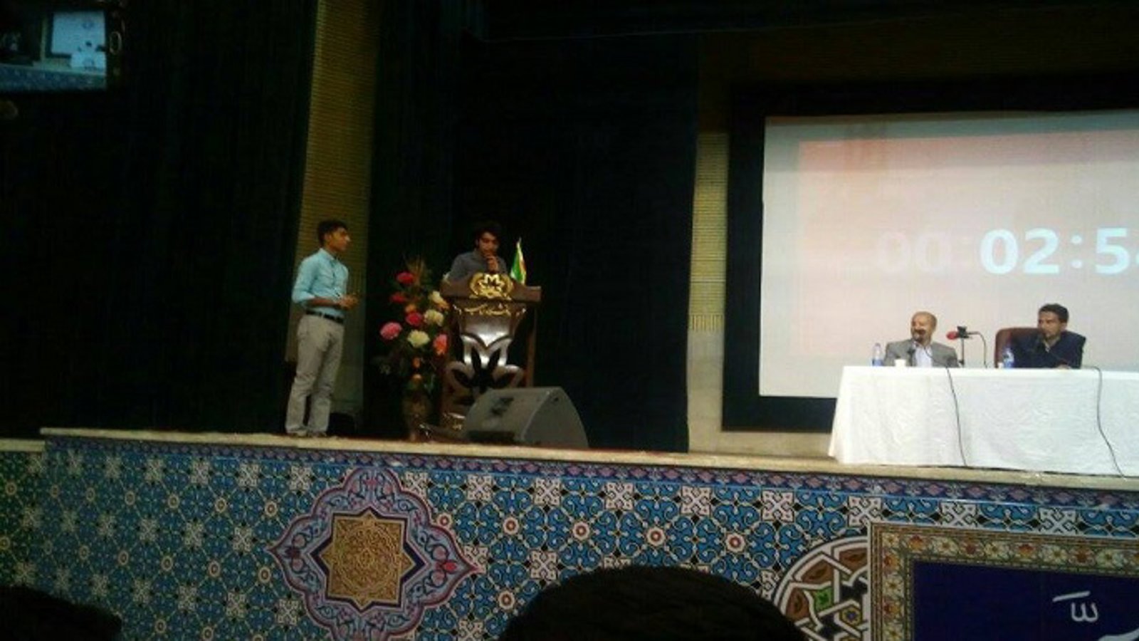 سخنرانی دانشجوی هویت‌طلب علی درگاهی در مراسم مناظره انتخاباتی دانشگاه اورمیه و قطع میکروفون توسط نهاد برگزاری