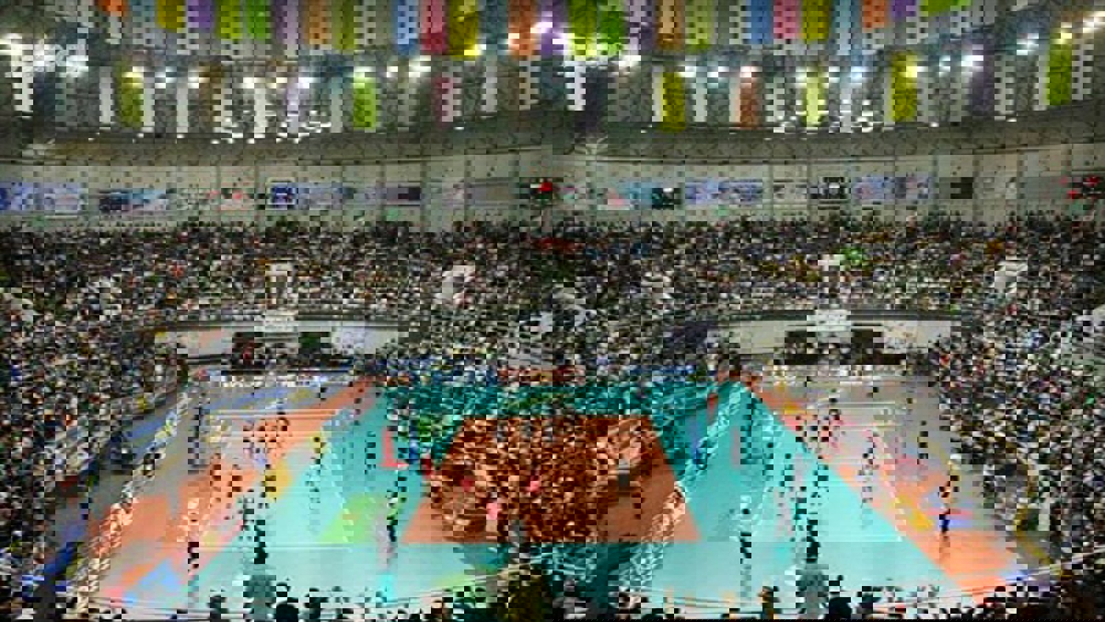 ورزشگاه اورمیه و شعار مرگ بر فارس _ اومود مهدیان ( ائوره ن)