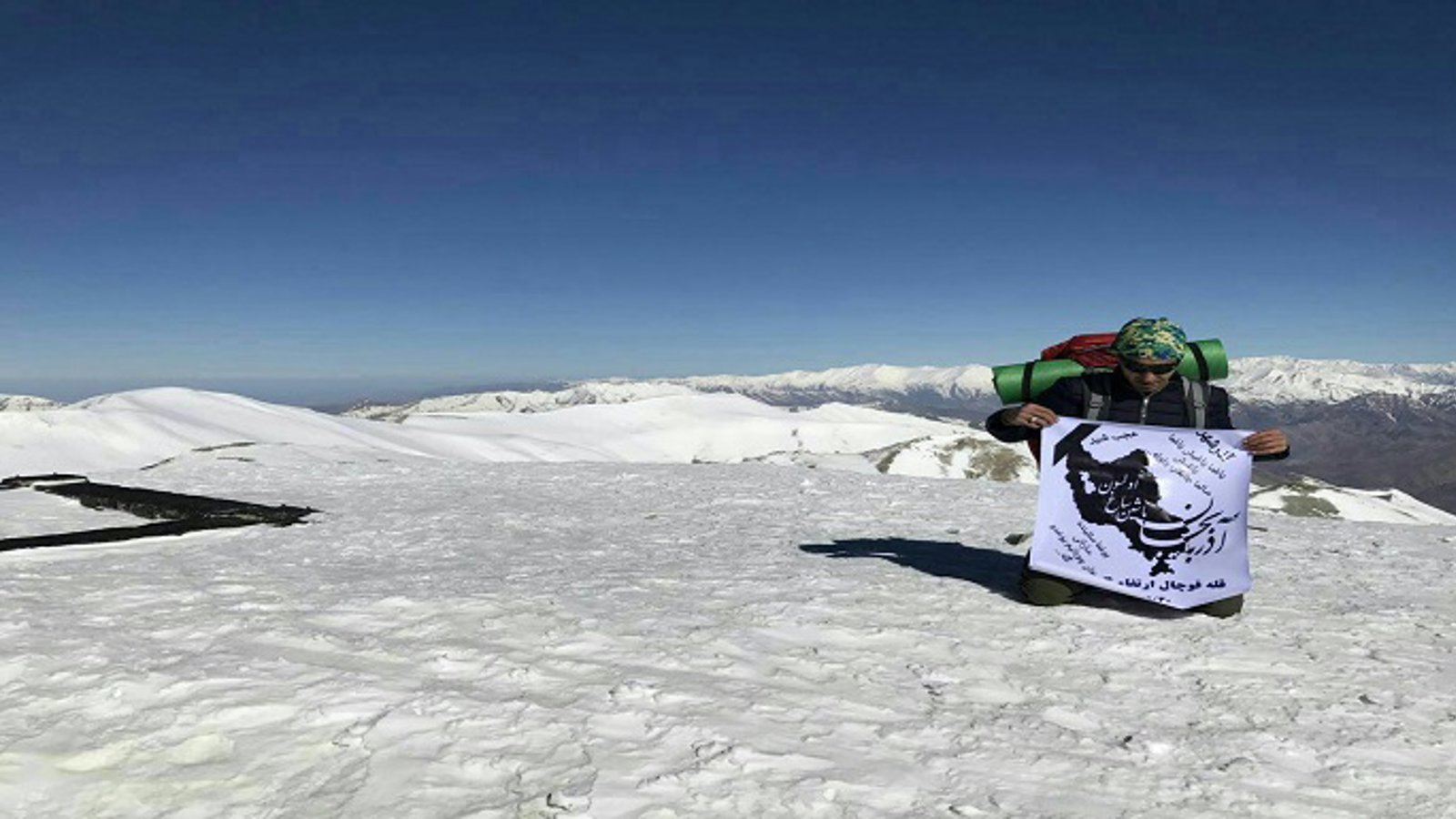 ورزشکار آزربایجانی برای همدری با سیل‌زدگان آزربایجان قله کوه توچال را فتح کرد