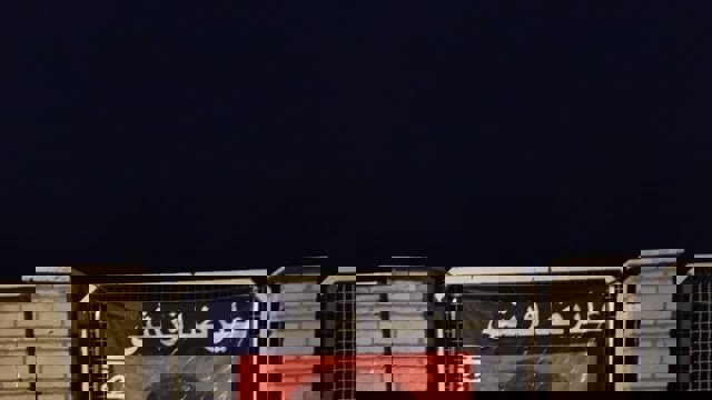 فعالین ملی با نصب بنر خواستار آزادی علیرضا فرشی شدند