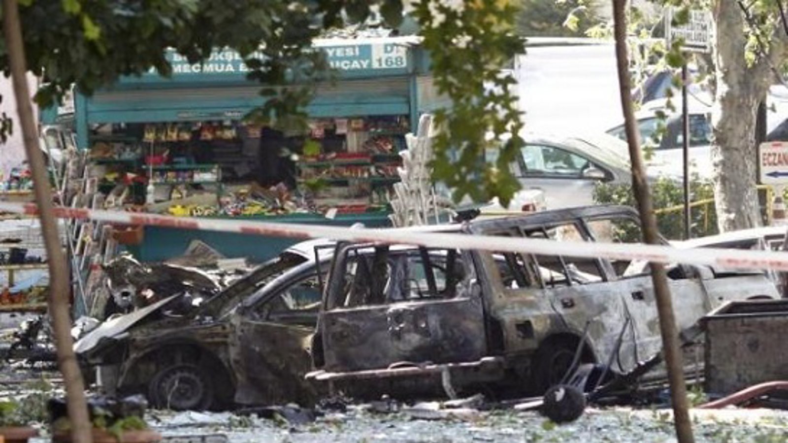 احمد داوداوغلو: تروریستهای  ''پ ک ک و '' ی‌ پ‌ گ‌ '' مسئول ترور انتحاری آنکارا هستند