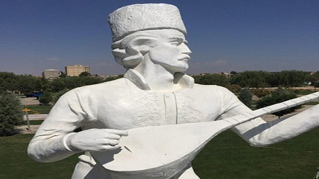 رونمایی از تندیس «آشیق» در پارک ائللرباغی اورمیه