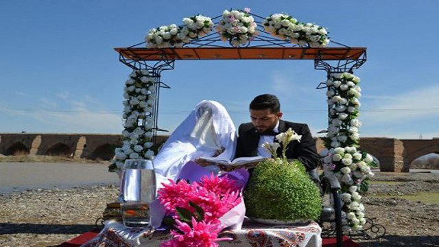 مراسم ازدواج زوج اهل  آزربایجان جنوبی در  کنار اثر تاریخی در حال تخریب میانه