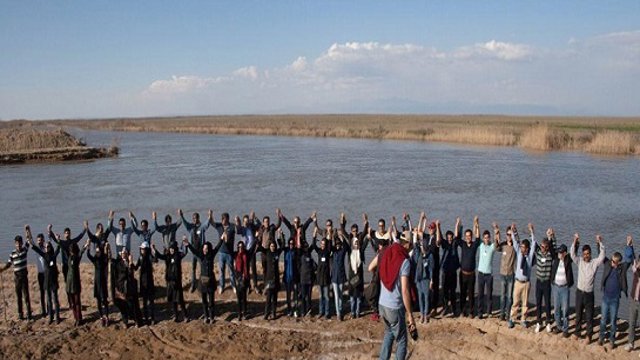 تشکیل زنجیره انسانی در حمایت از احیای دریاچه اورمیه + تصاویر