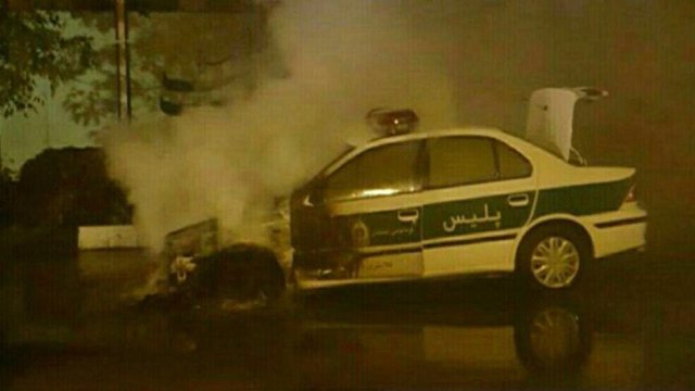 آتش سوزی خودروی پلیس در تبریز