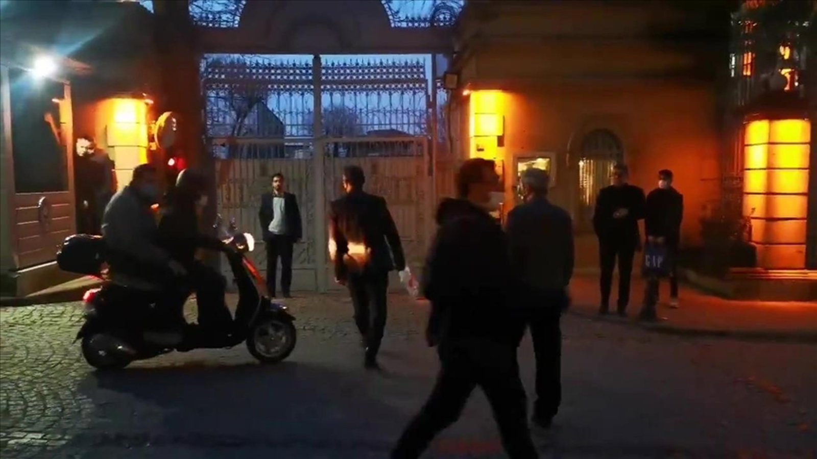 حمله یکی از کارکنان سرکنسولگری ایران در استانبول به خبرنگار شبکه تی‌آرتی - ویدئو