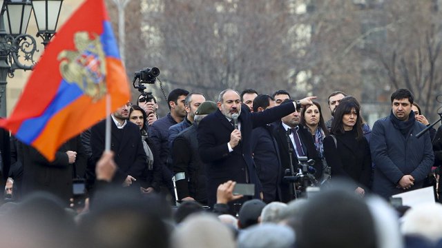 تداوم بحران در ارمنستان و تقابل دولت و ارتش در این کشور