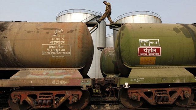 هند واردات نفتی از ایران را کاهش می دهد