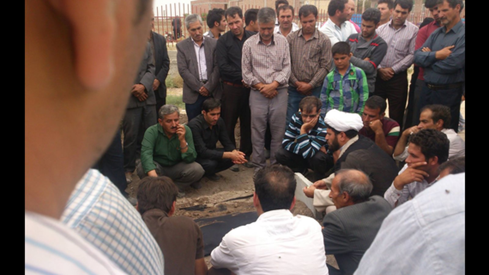 تحت تدابیر امنیتی؛ پیکر معترض ملکانی به خاک سپرده شد