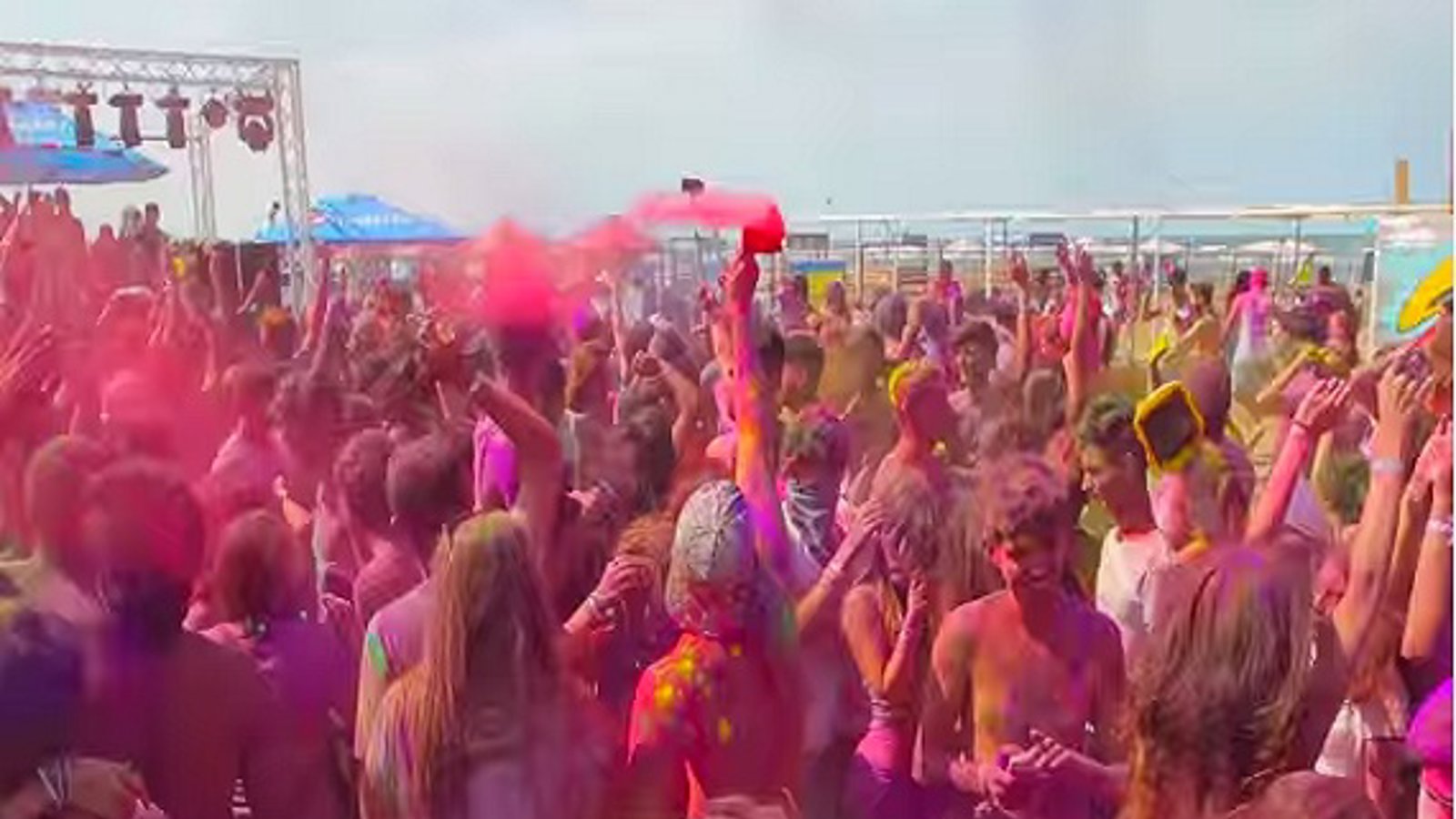 فستیوال تابستانی رنگها در ساحل زیبای باکو آزربایجان برگزار شد+ویدئو